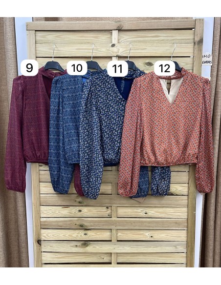 Camisa estampada con abertura en escote y cintura elástica