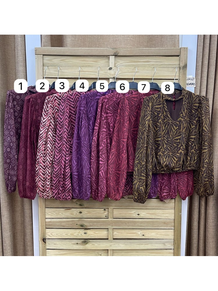 Camisa estampada con abertura en escote y cintura elástica