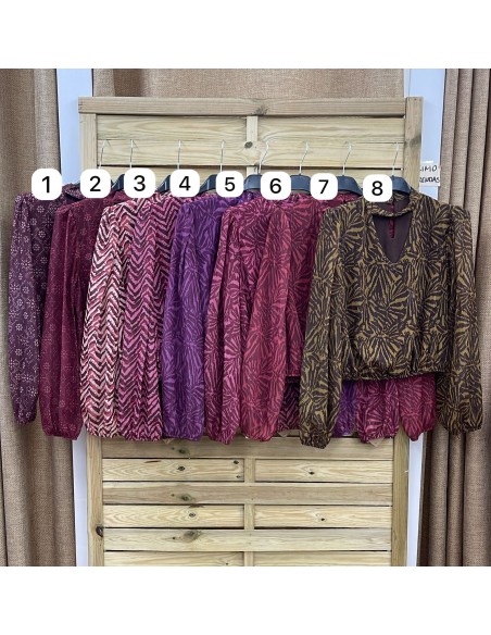 Camisa estampada con abertura en escote y cintura elástica