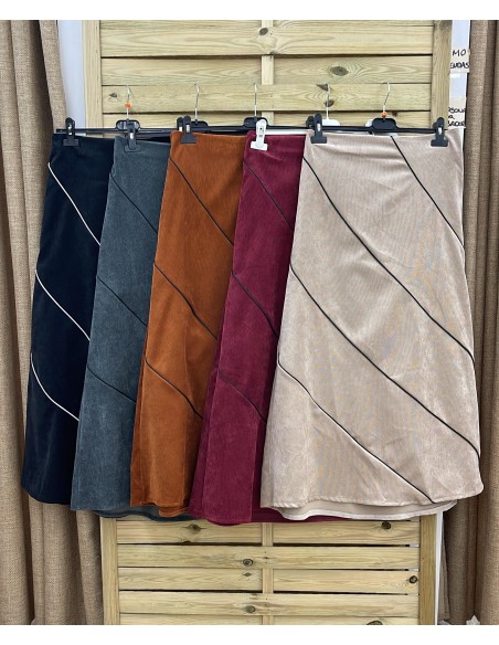 Falda de micropana evasé con vivos diagonales