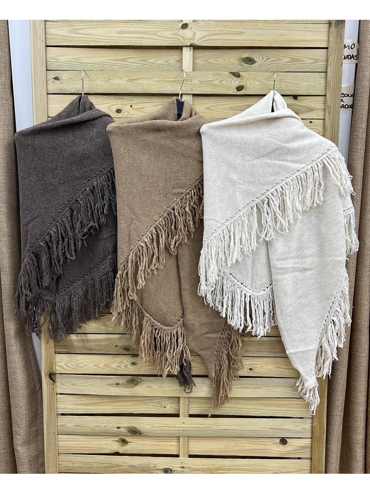 Poncho de pico con flecos