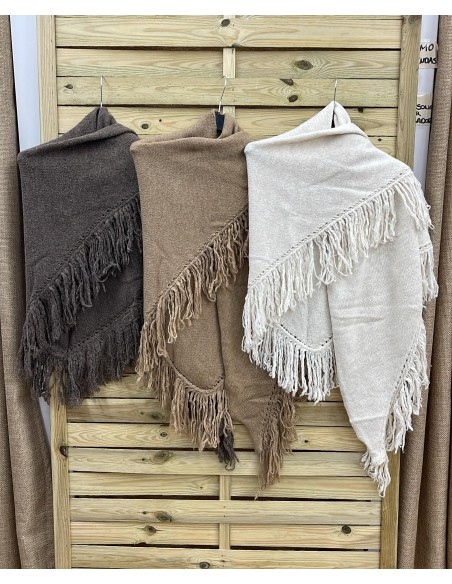 Poncho de pico con flecos
