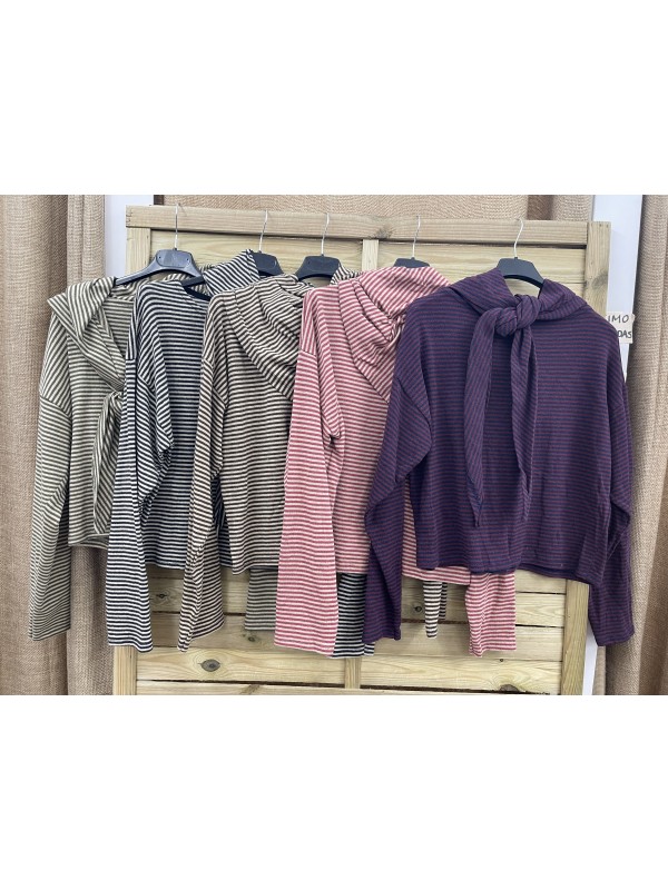 Camiseta de rayitas con capita