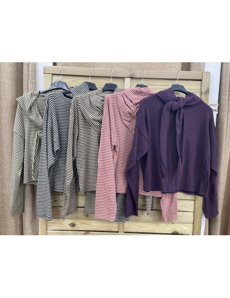 Camiseta de rayitas con capita