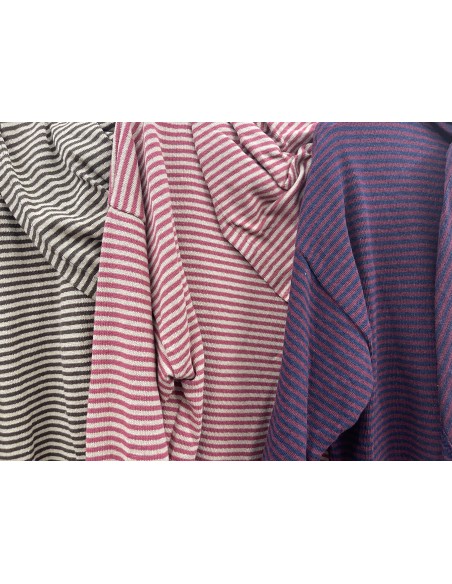 Camiseta de rayitas con capita