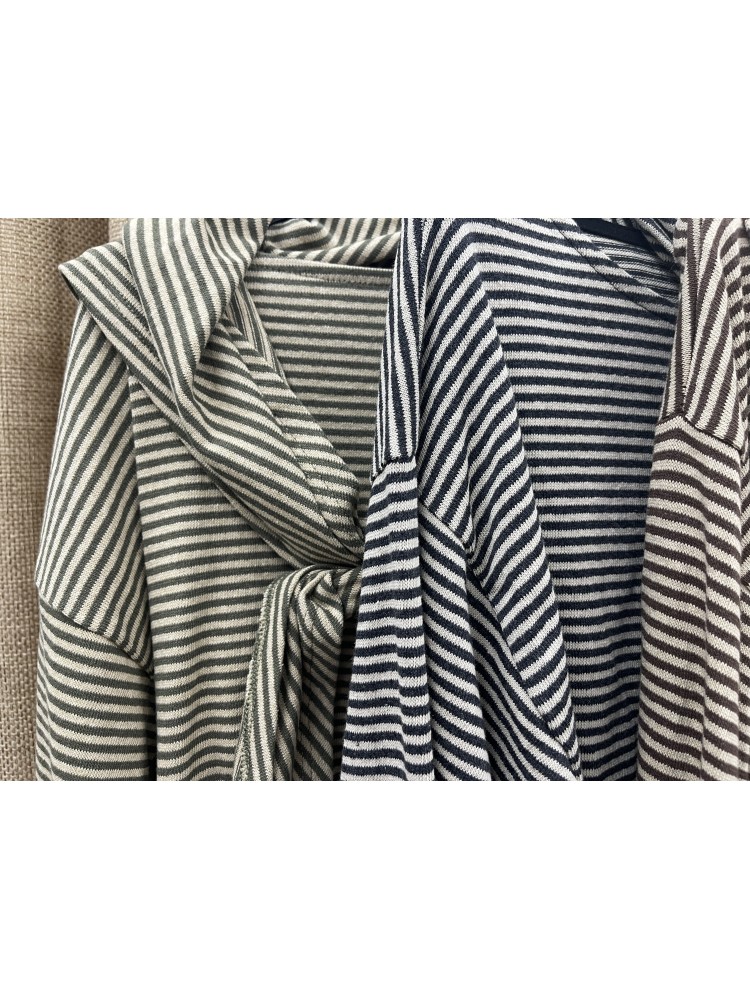 Camiseta de rayitas con capita