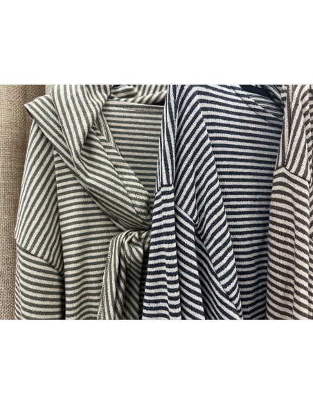 Camiseta de rayitas con capita