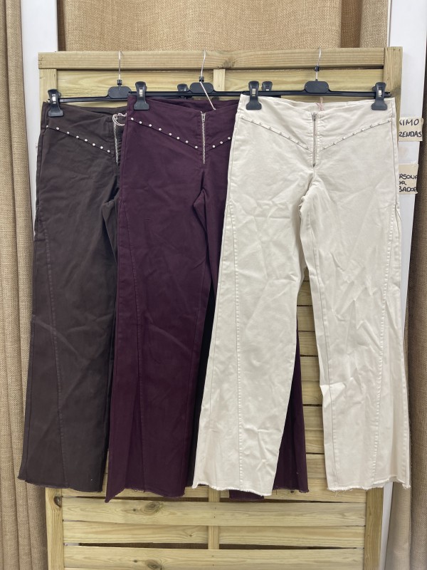 Jeans tachas y  cremallera delantera