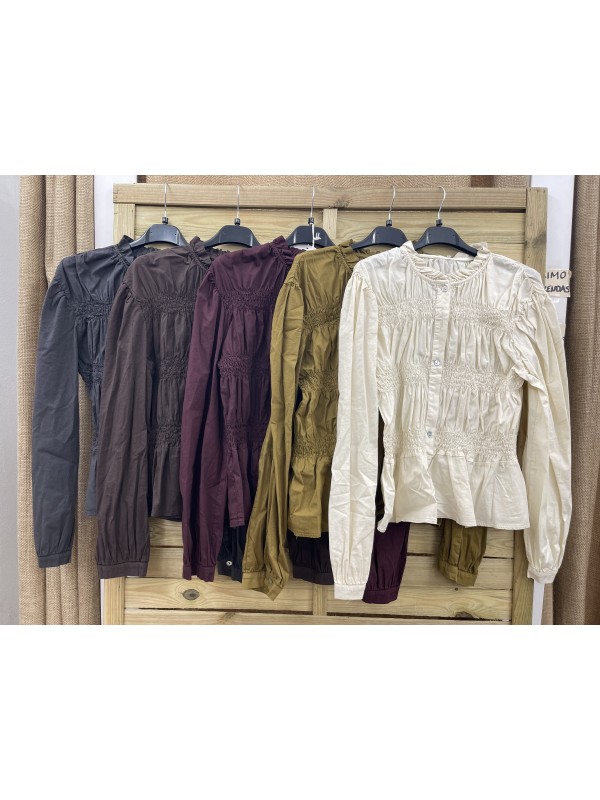 Camisa lisa con triple frunce y corte en cintura