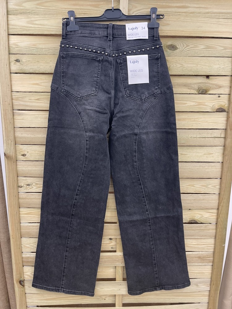 Jeans con tachas delanteras con forma