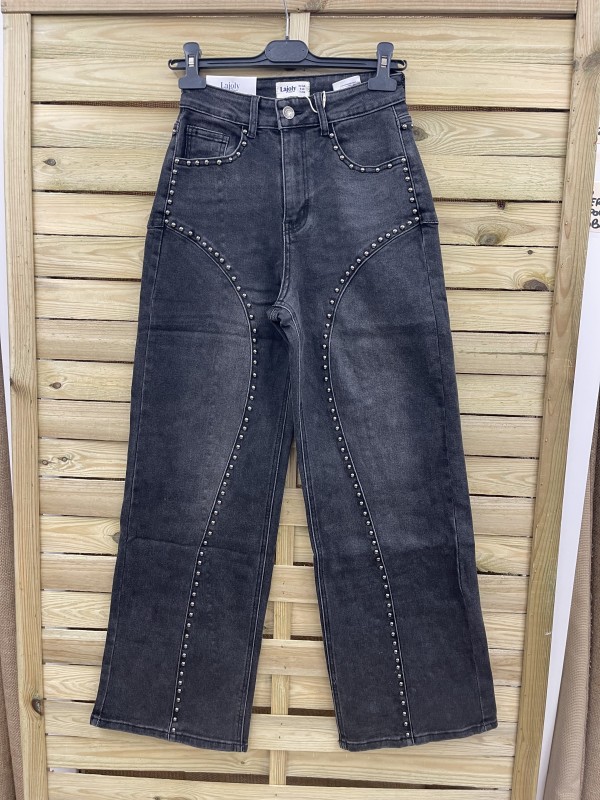 Jeans con tachas delanteras con forma