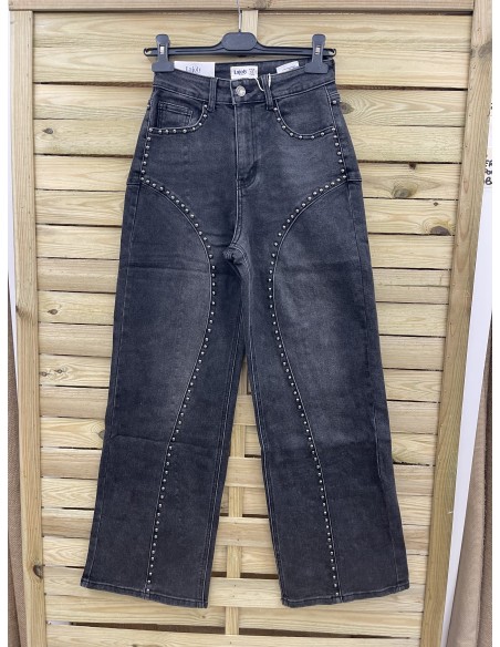 Jeans con tachas delanteras con forma