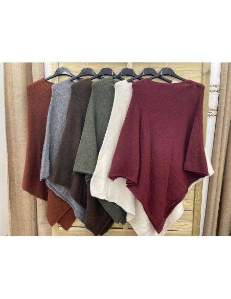 Poncho de lana lisa con pico