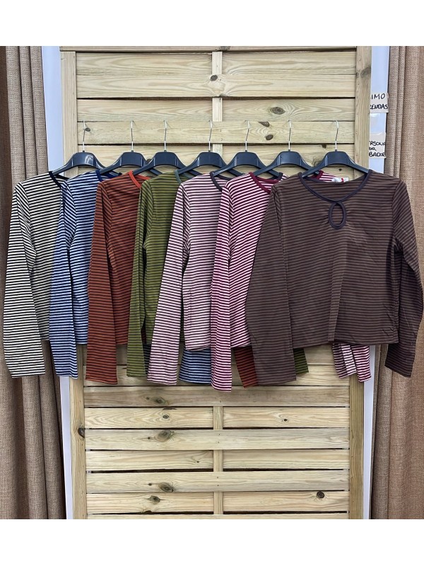 Camiseta rayitas finas con abertura delantera