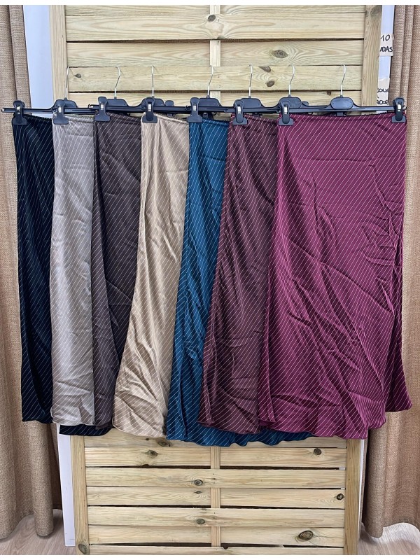 Falda midi saten de rayitas finas diagonales