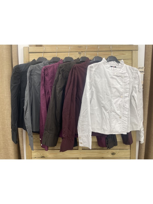 Camisa lisa con botones y volantito lateral en vertical