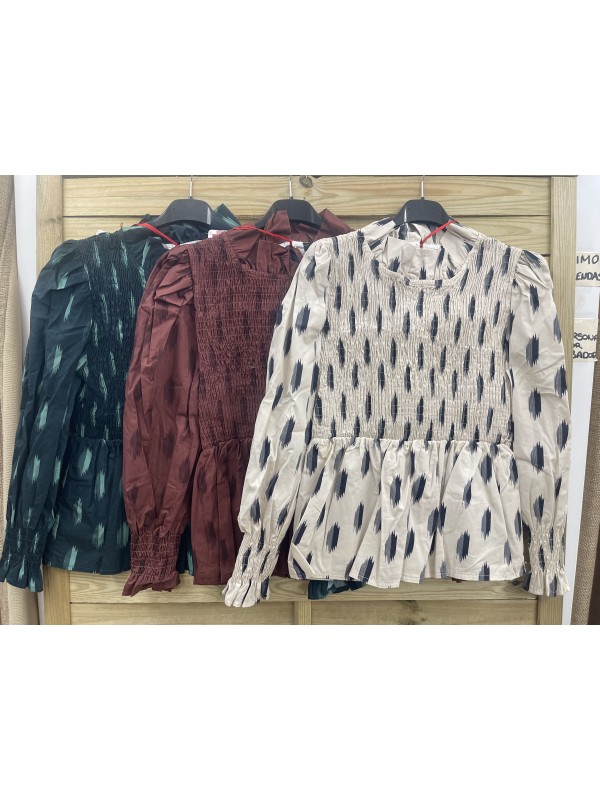 Camisa manchas difuminadas con cuerpo fruncido