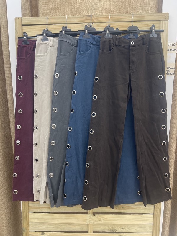 Jeans liso con arandelas verticales laterales