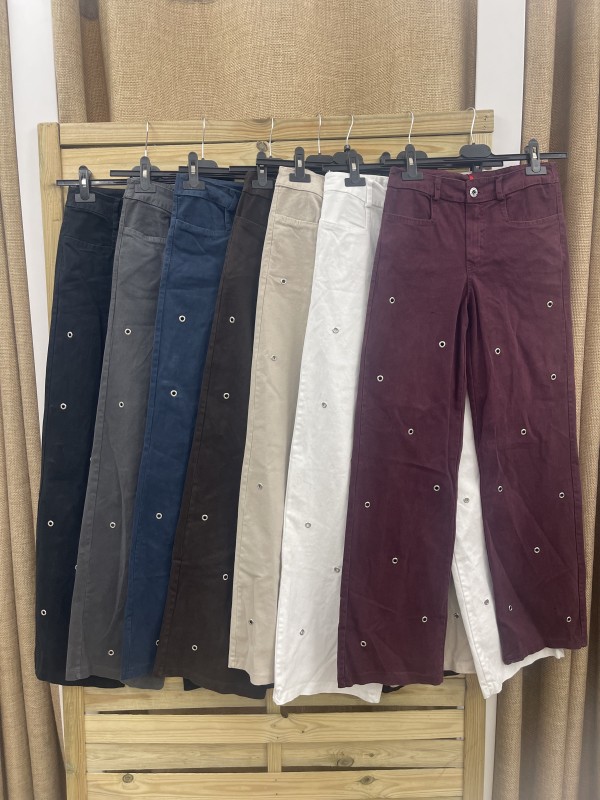 Jeans mini arandelas en parte delantera