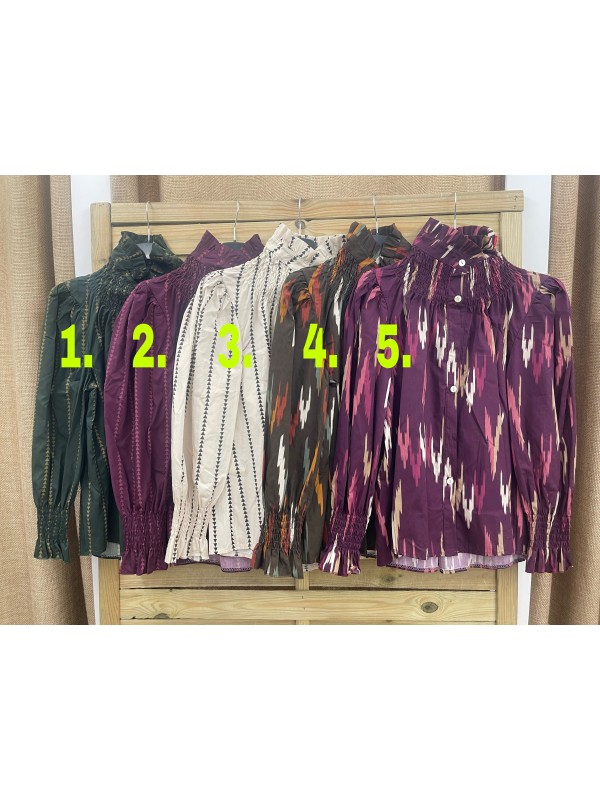 Camisa estampada con frunce en cuello y mangas