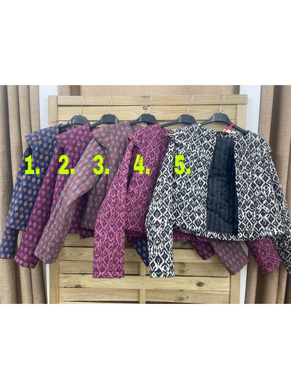 Chaqueta acolchada estampada con mini capita en hombros