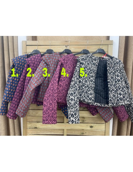 Chaqueta acolchada estampada con mini capita en hombros