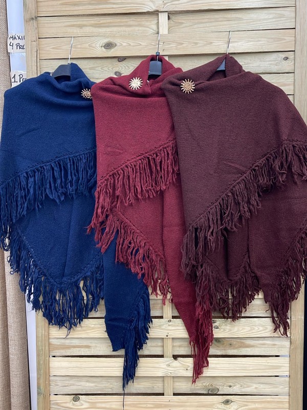 Poncho con broche 2