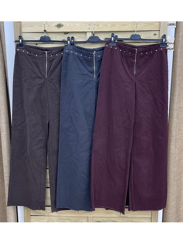 Pantalon con cremallera y tachas en cinturilla 2