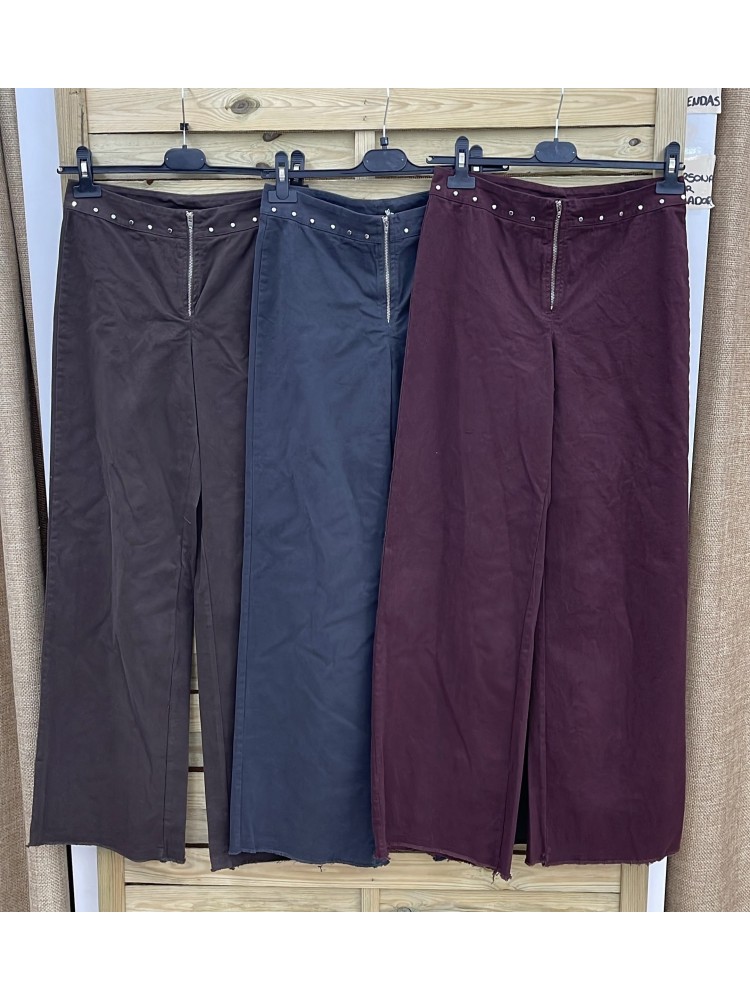 Pantalon con cremallera y tachas en cinturilla