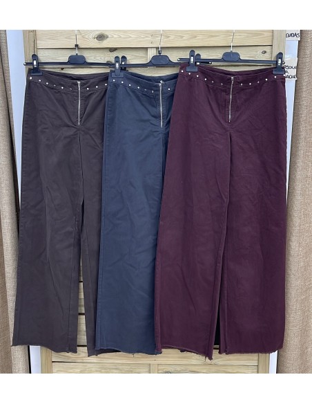 Pantalon con cremallera y tachas en cinturilla