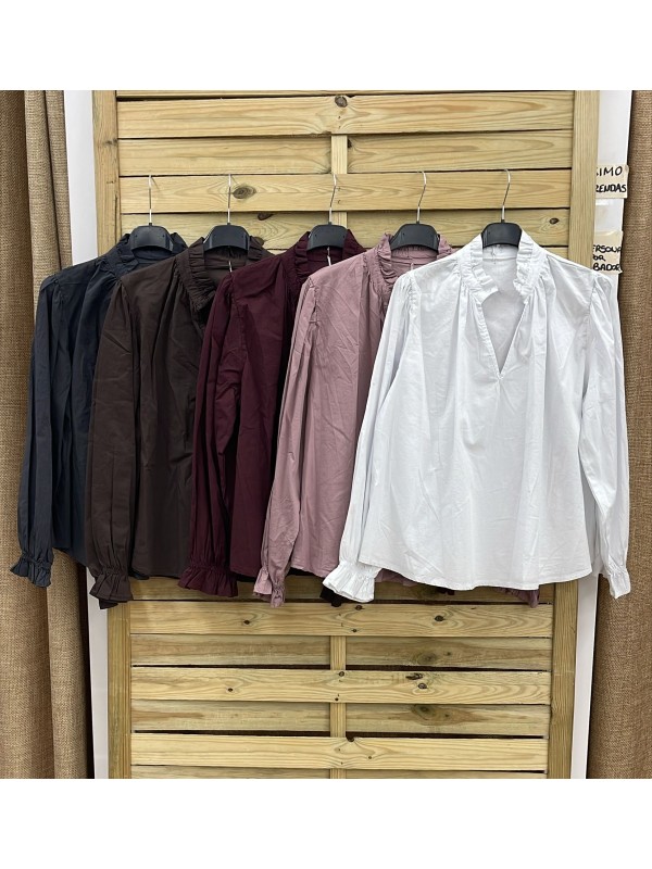 Camisa cerrada con mini volante en cuello y mangas