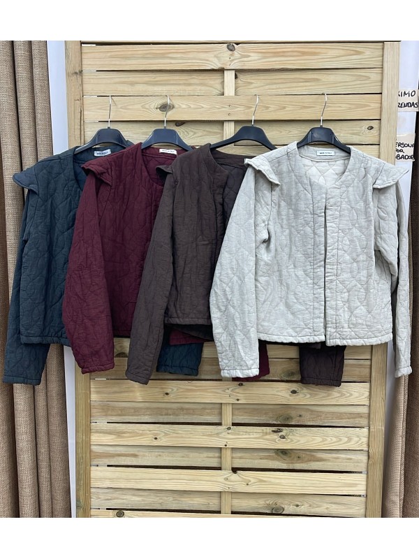 Chaqueta acolchada fina con capita en hombros