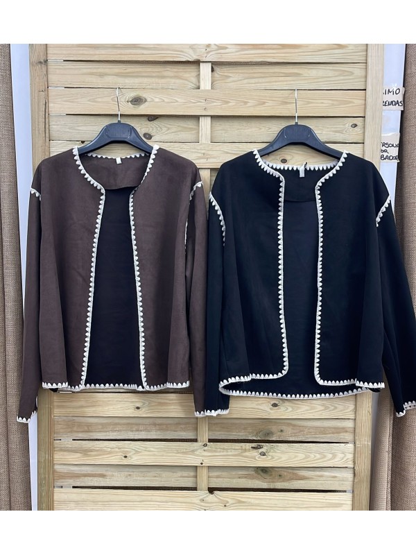 Chaqueta efecto ante con vivos bordados