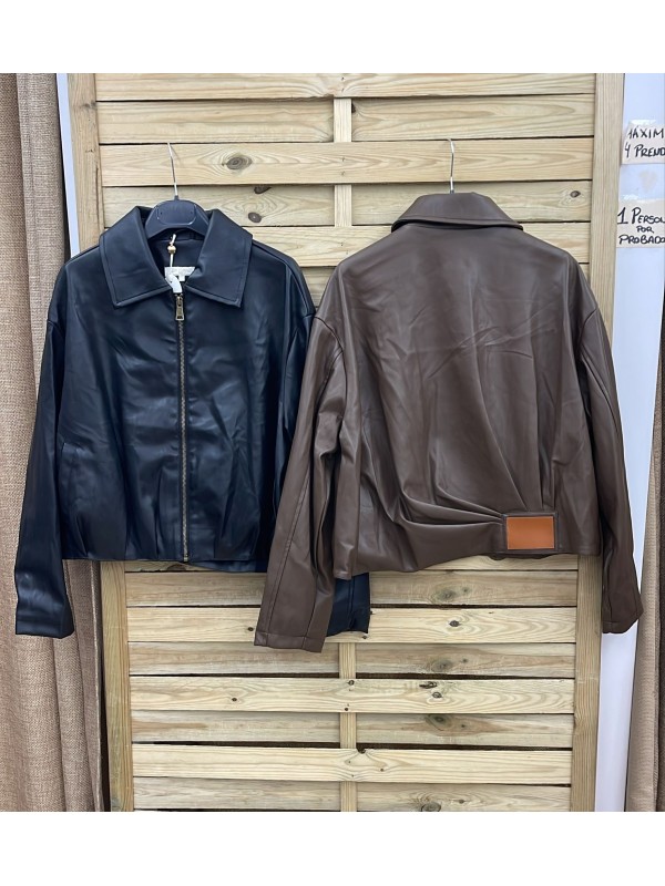 Chaqueta polipiel con frunce trasero