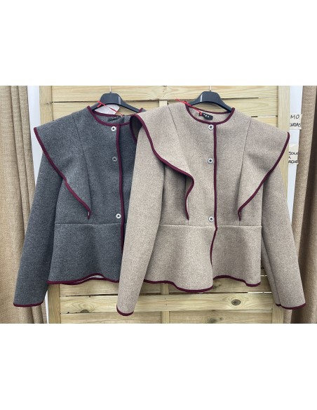 Chaqueta de paño con vivos vino y volante en hombros