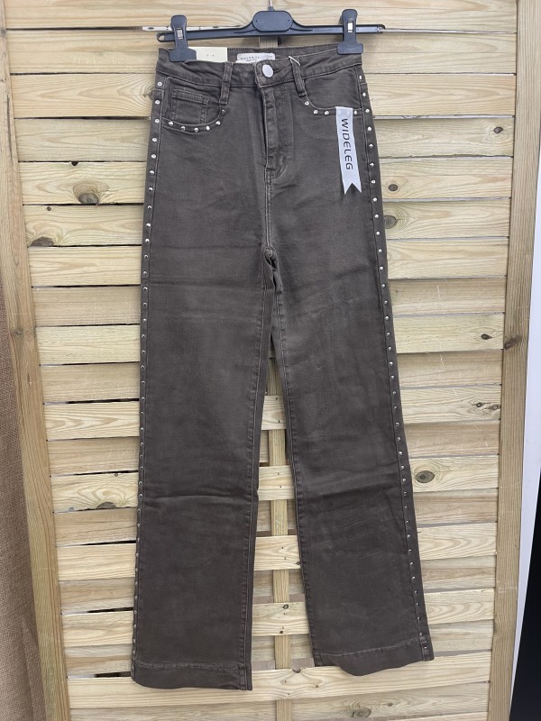 Pantalon topo con tachas plata laterales y en bolsillos
