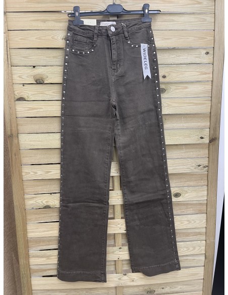Pantalon topo con tachas plata laterales y en bolsillos