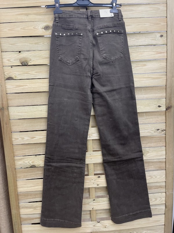 Pantalon topo con tachas plata laterales y en bolsillos 2