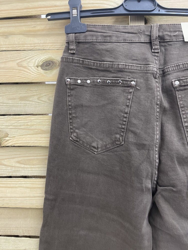 Pantalon topo con tachas plata laterales y en bolsillos