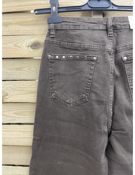 Pantalon topo con tachas plata laterales y en bolsillos