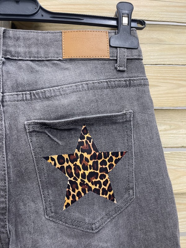 Jeans gris con estrellas print en bolsillos traseros