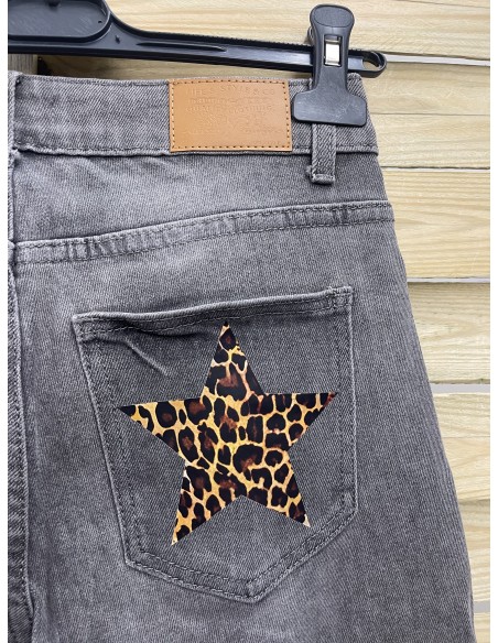 Jeans gris con estrellas print en bolsillos traseros