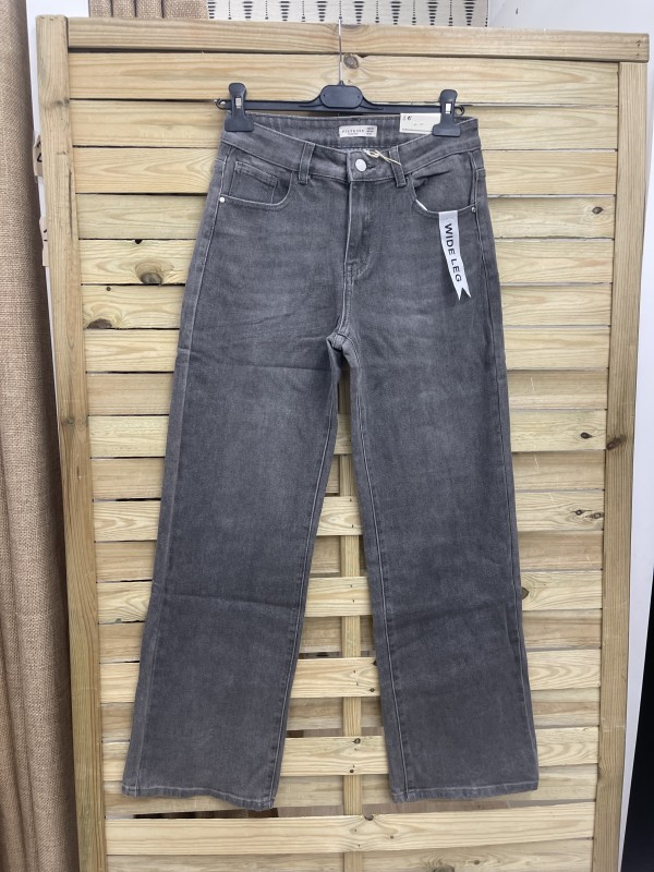 Jeans gris con estrellas print en bolsillos traseros 2