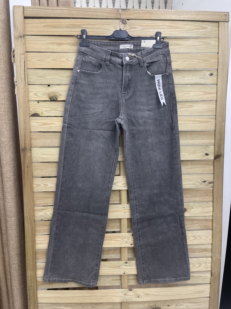 Jeans gris con estrellas print en bolsillos traseros