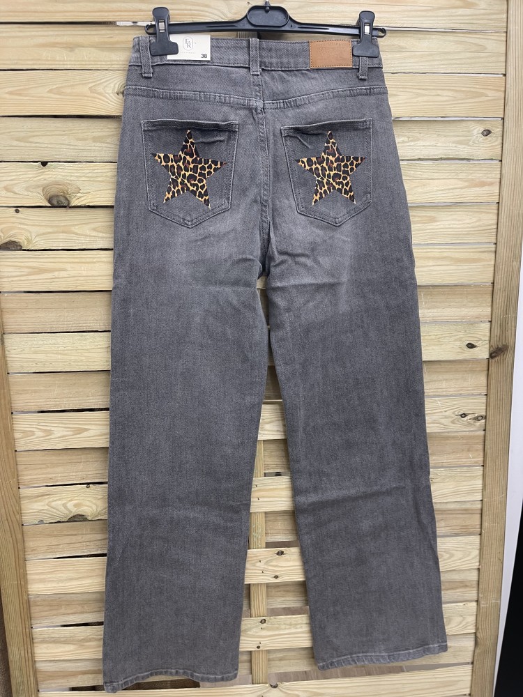 Jeans gris con estrellas print en bolsillos traseros