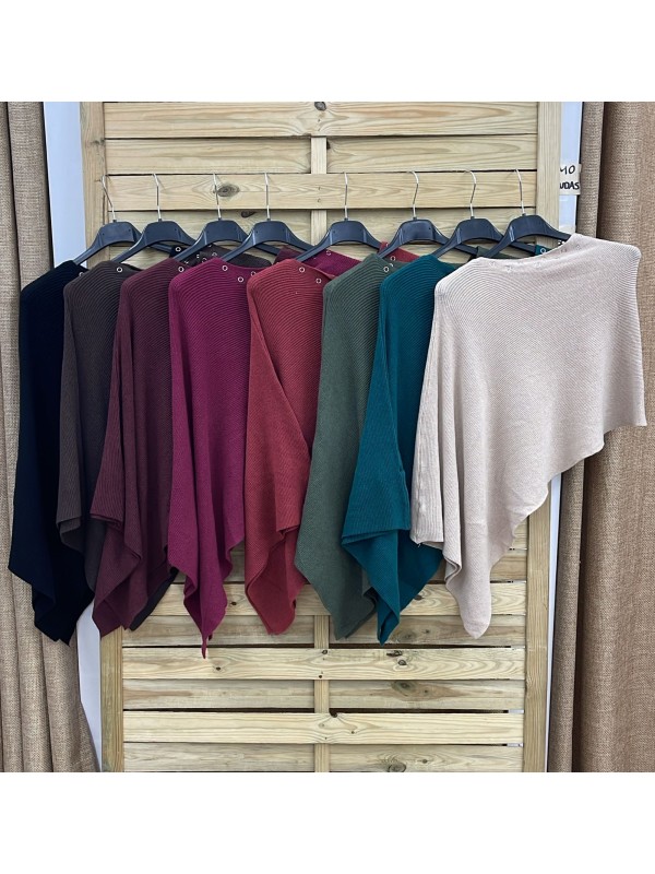 Capa asimétrica con mini arandelas en escote