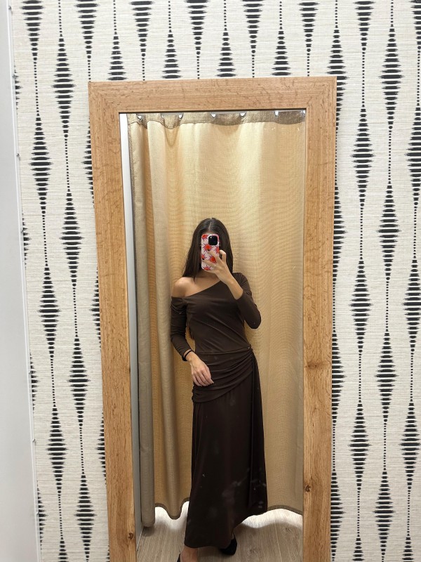 Vestido escote asimétrico y frunce delantero