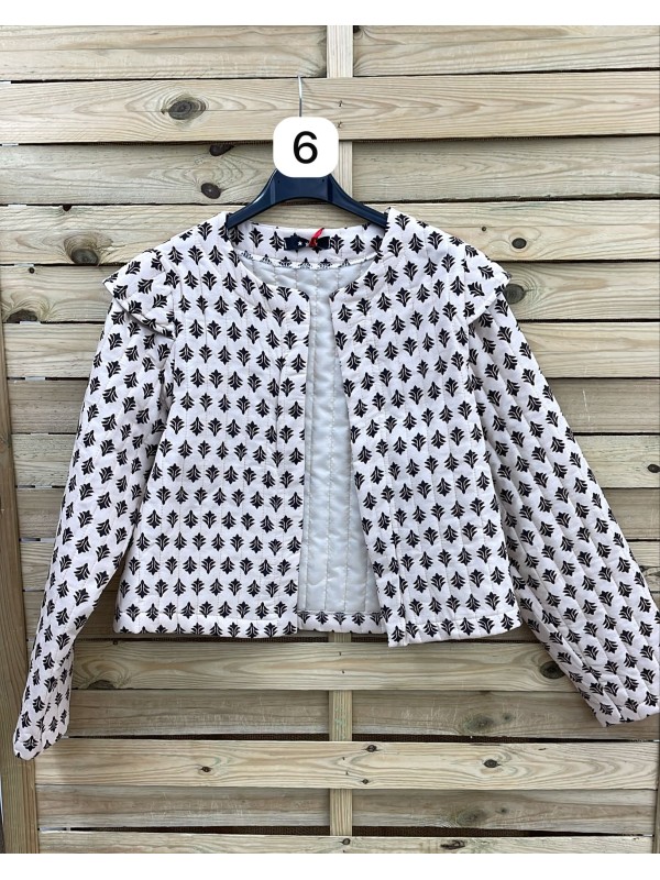 Chaqueta acolchada estampada con mini capita en hombros 2