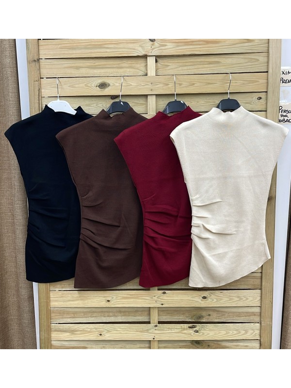 Top de punto con bajo asimétrico y pliegue en cintura