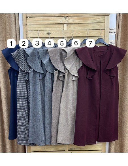 Chaleco largo de paño con maxi volante en hombros